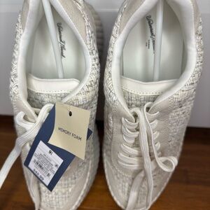 Universal Thread Cream and White Textured Sneakers 9.5